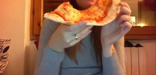  Mangio la pizza con la mia figa pelosa tutta aperta davanti alla telecamera